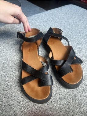 Inuovo Black Leather Platform Sandals